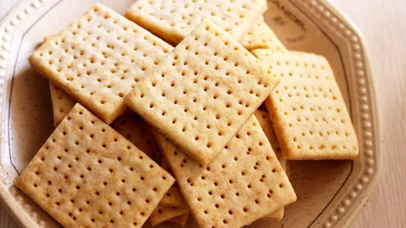 Bánh quy coconut cracker bao nhiêu calo? Người đang giảm cân có nên ăn không?