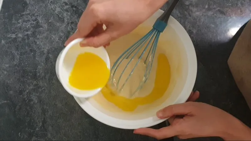 Cách làm bánh bông lan bằng lò vi sóng thơm ngon, đẹp bắt mắt