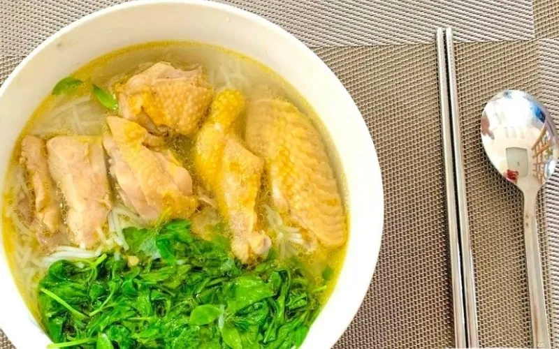 Cách làm bún gà lá é ngọt thơm, chua thanh cho cả gia đình