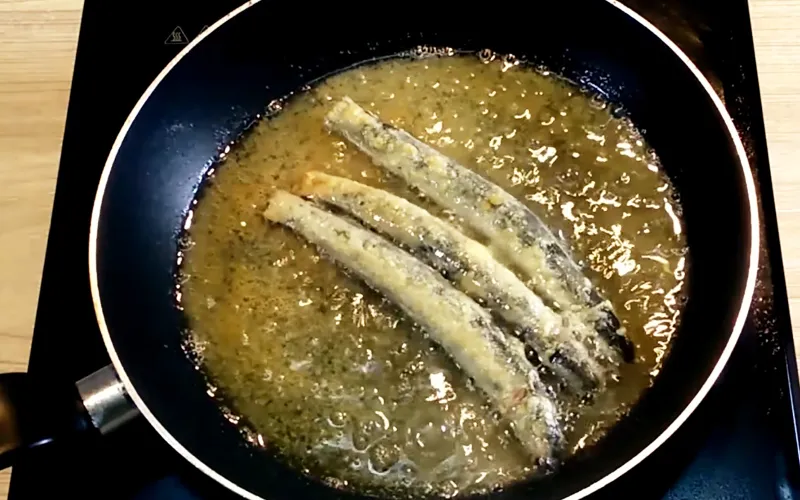 Cách làm cá kèo chiên giòn rôm rốp, chấm mắm me chua chua thấy đã thèm