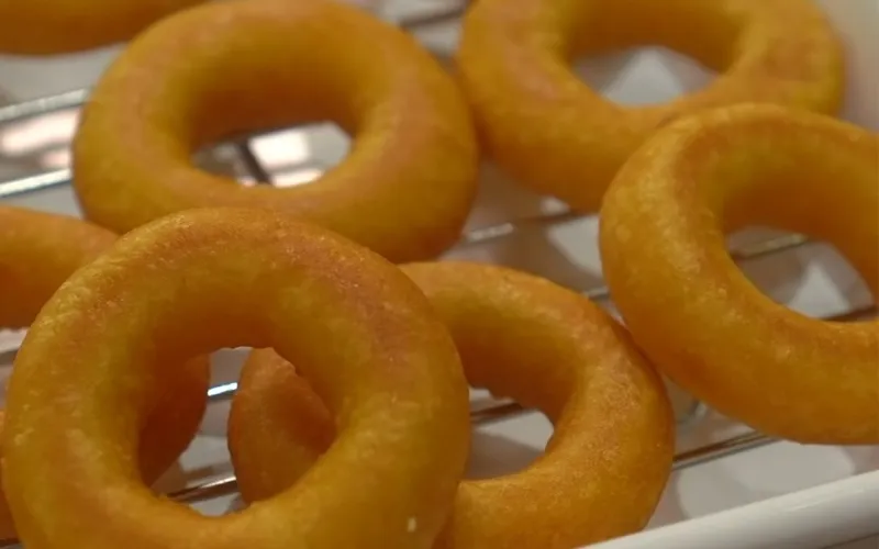 Cách làm donut khoai lang nước cốt dừa chuẩn vị siêu dễ làm