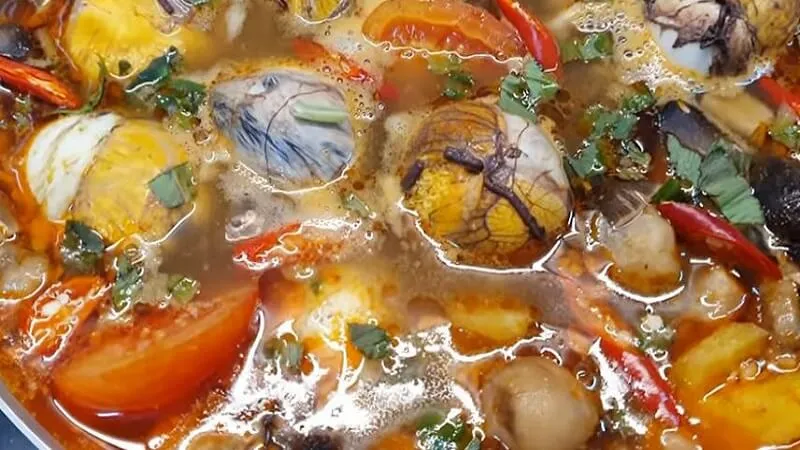 Cách làm lẩu hột vịt lộn chua cay siêu nhanh cho bữa ăn tối