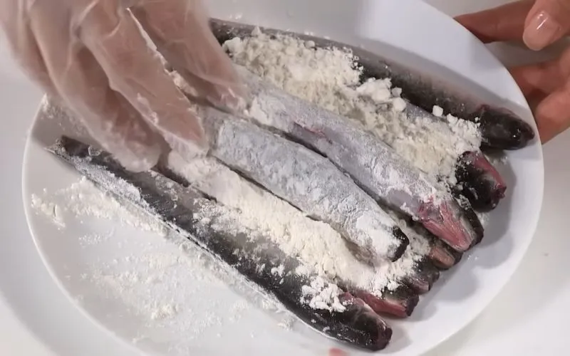 Cách làm món cá kèo chiên mè giòn rụm, ngon miễn chê