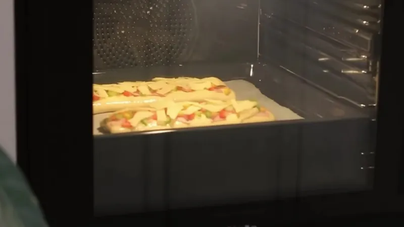 Cách làm pizza kiểu Thái thơm ngon, cả nhà thích mê
