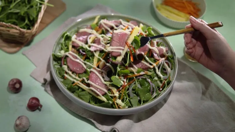 Cách làm salad bò rau má đẹp da, thon dáng, ăn hoài không chán