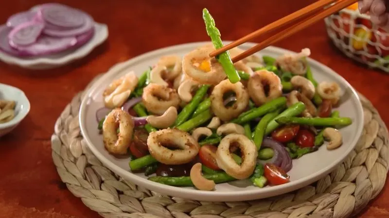 Công thức làm salad mực măng tây giòn ngon, thanh mát