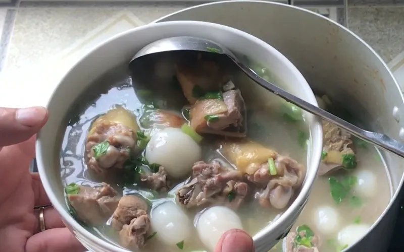 Hướng dẫn làm gà nấu chôm chôm bổ dưỡng, ngọt thịt cho cả nhà