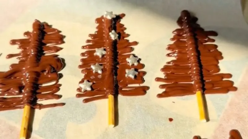 Mách bạn cách làm kẹo socola bánh Pocky đơn giản, xinh xắn cho ngày Giáng sinh