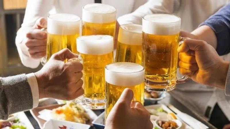 Bị trào ngược dạ dày không nên uống bia rượu